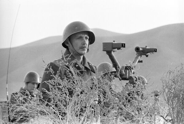 Командир артиллерийской батареи капитан Владимир Скиба, награжденный афганским орденом Звезда III степени. 31 мая 1984 года - Sputnik Молдова