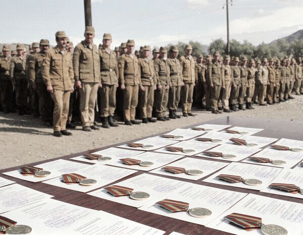 Вручение наград воинам Н-ской части ограниченного контингента советских войск в Афганистане. 1 февраля 1988 года - Sputnik Молдова