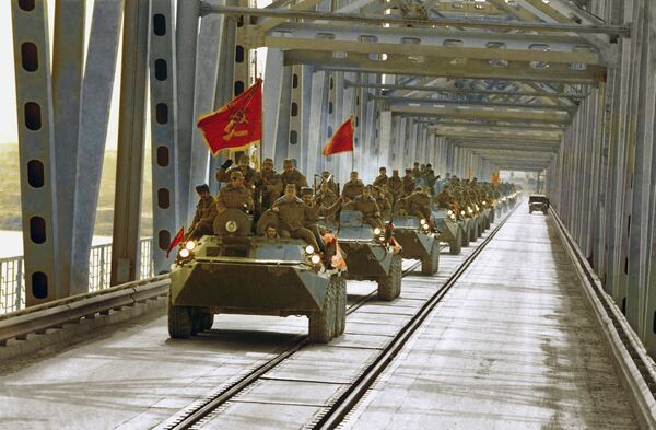 O coloană de tancuri blindate traversează podul la Termez în timpul retragerii trupelor militare rusești din Afganistan - Sputnik Moldova