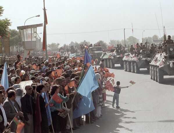 Republica Afganistan. Retragerea pe etape a contingentului limitat al trupelor sovietice din Afganistan. Populația pașnică îi petrec pe ostașii internaționaliști sovietici. 14 mai 1988

 - Sputnik Moldova