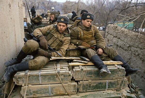Contingentul limitat al trupelor sovietice în Afganistan. Subdiviziunea mecanizată a trupelor sovietice în zona cetății Bala Hissar din Kabul, 1 februarie 1988 - Sputnik Moldova