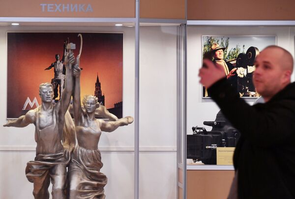 Мужчина фотографируется в главном павильоне Мосфильма - Sputnik Молдова
