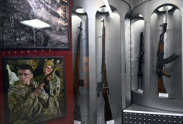 Экспозиция огнестрельного оружия в музее киноконцерна «Мосфильм» в Москве - Sputnik Молдова