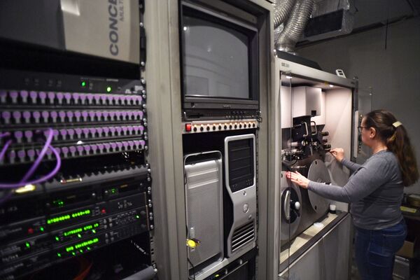 Сотрудница сканирует кинопленку в лаборатории киноконцерна Мосфильм - Sputnik Молдова
