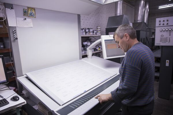 Работник типографии проверяет соответствие всех элементов матрицы перед тем, как отправить на печать бюллетени - Sputnik Молдова