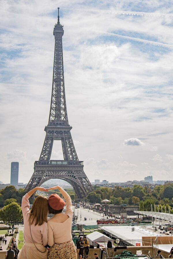 Вид на Эйфелеву башню в Париже - Sputnik Молдова