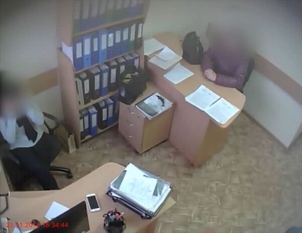 НАЦ показал видео, как некоторые молдавские чиновники берут взятки НАЦ показал видео, как некоторые молдавские чиновники берут взятки - Sputnik Молдова