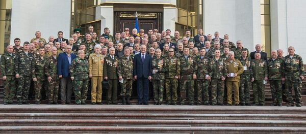 Президент Молдовы Игорь Додон вручил награды группе ветеранов Афганистана Президент Молдовы Игорь Додон вручил награды группе ветеранов Афганистана - Sputnik Молдова