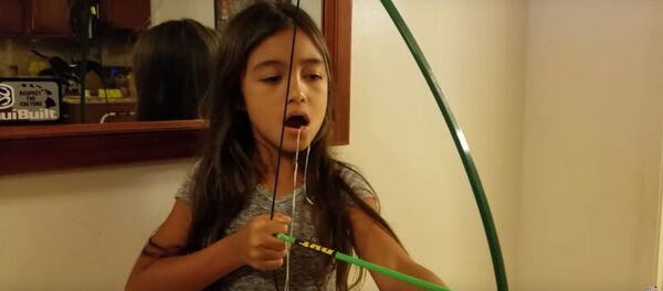 Девочка придумала, как быстро и эффектно удалить молочный зуб - Sputnik Молдова