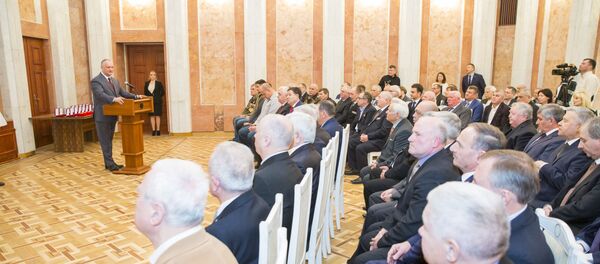 Президент Молдовы Игорь Додон наградил государственными наградами - Sputnik Молдова