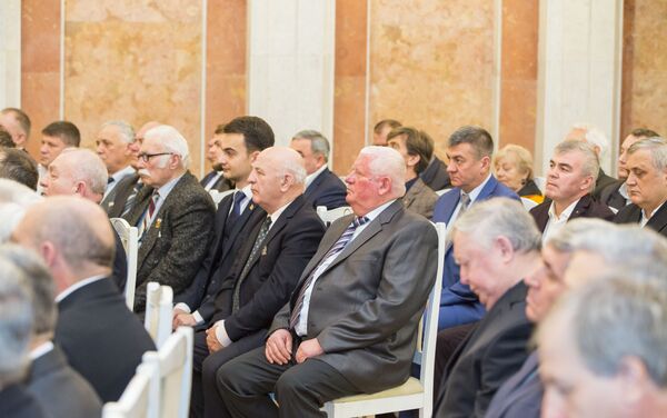 Президент Молдовы Игорь Додон наградил государственными наградами - Sputnik Молдова