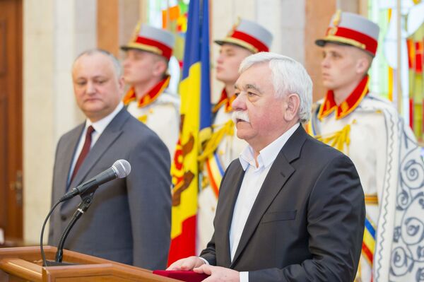 Президент Молдовы вручил госнаграды отличившимся гражданам страны Президент Молдовы вручил госнаграды отличившимся гражданам страны - Sputnik Молдова