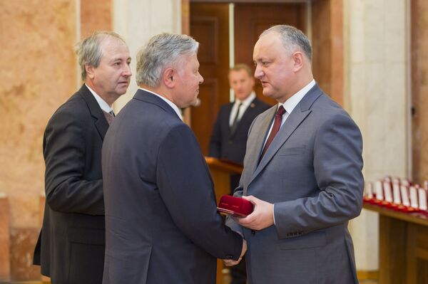 Президент Молдовы вручил госнаграды отличившимся гражданам страны Президент Молдовы вручил госнаграды отличившимся гражданам страны - Sputnik Молдова