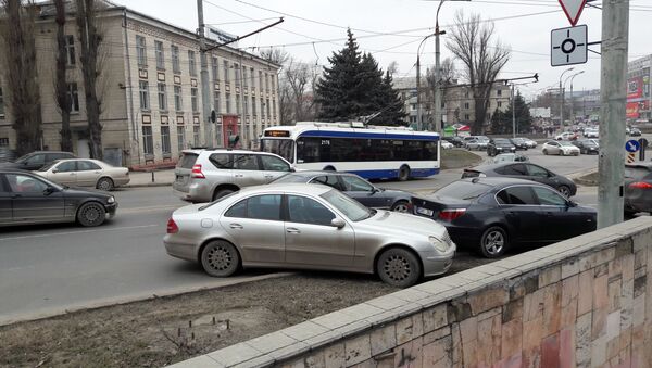Au parcat în intersecție  - Sputnik Moldova
