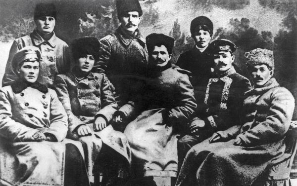 Легендарный герой гражданской войны Василий Чапаев (в центре, сидит) с боевыми командирами. - Sputnik Молдова