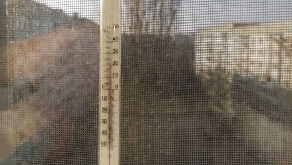 Термометр показывает +21 зимой, архивное фото.  - Sputnik Молдова