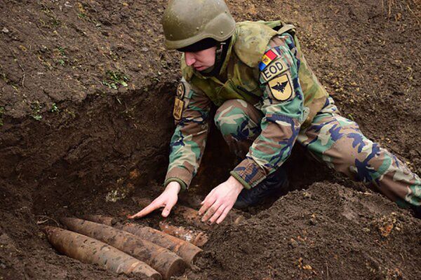 Pericol de explozie în apropierea Capitalei: Zeci de bombe au fost găsite de trecători Pericol de explozie în apropierea Capitalei: Zeci de bombe au fost găsite de trecători - Sputnik Moldova
