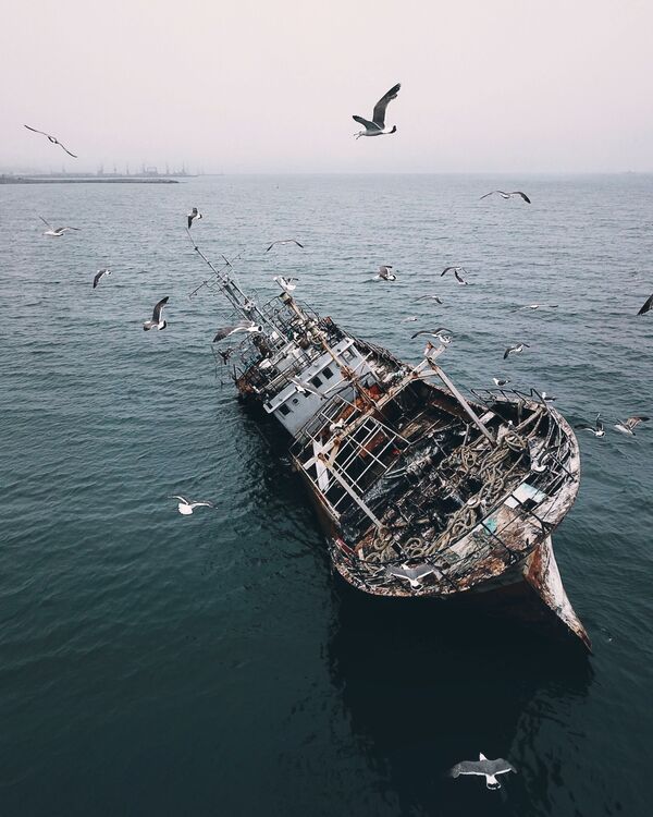 Заброшенный корабль в Корсакове. О. Сахалин. Россия - Sputnik Молдова