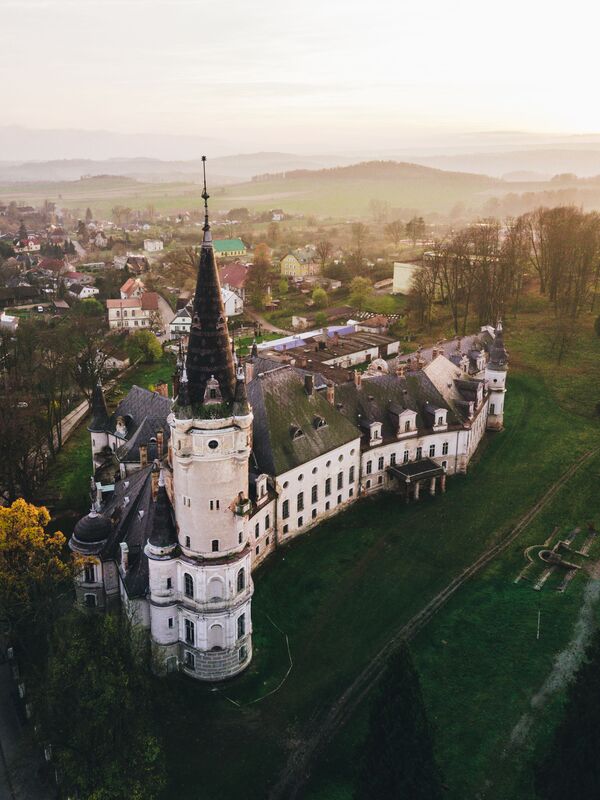 Заброшенный замок в Божкове. Польша - Sputnik Молдова