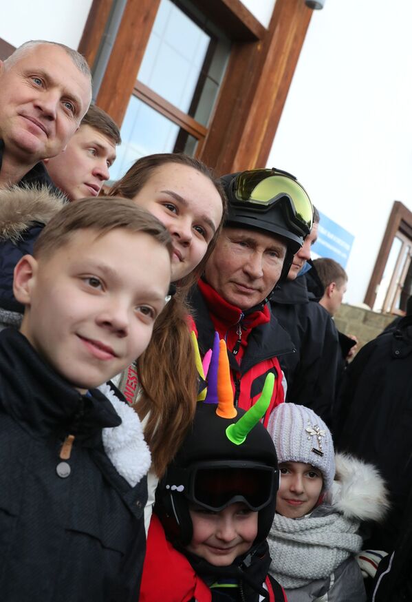 Президент РФ Владимир Путин фотографируется с людьми во время катания на лыжах - Sputnik Молдова