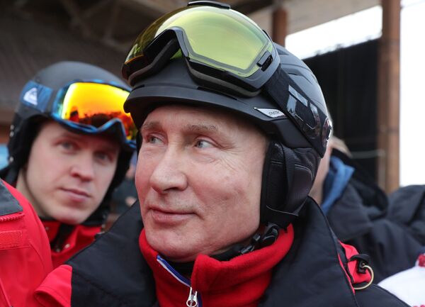 Президент РФ Владимир Путин во время катания на лыжах - Sputnik Молдова