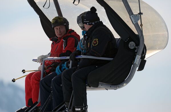 Президент РФ Владимир Путин и президент Белоруссии Александр Лукашенко с сыном Николаем во время катания на лыжах - Sputnik Молдова