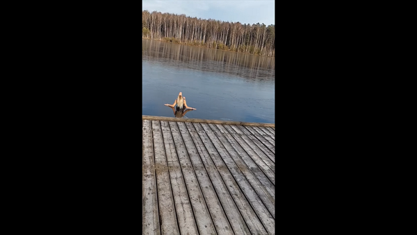 O tânără a decis să se scufunde în lac, însă apa era înghețată: un video incendiar - Sputnik Moldova