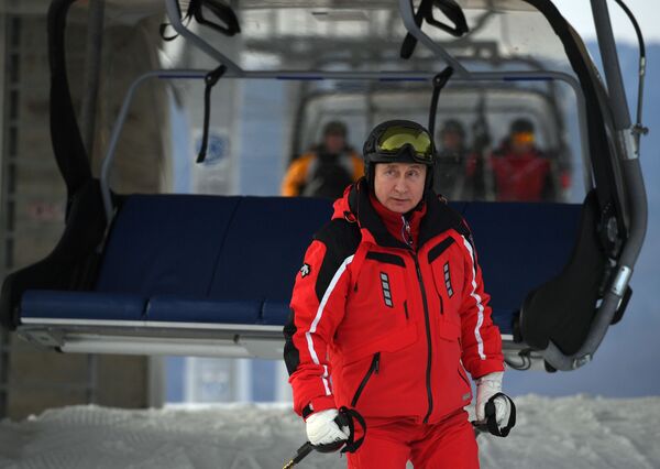 Президент РФ Владимир Путин во время катания на лыжах в Сочи - Sputnik Moldova-România