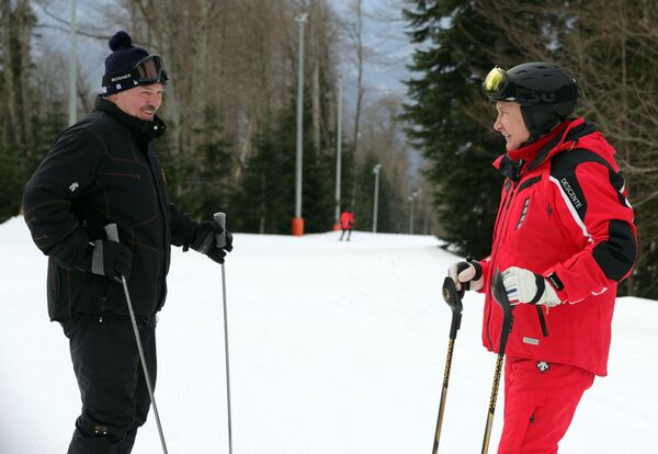 Президент Белоруссии Александр Лукашенко и президент РФ Владимир Путин во время катания на лыжах в Сочи - Sputnik Moldova-România
