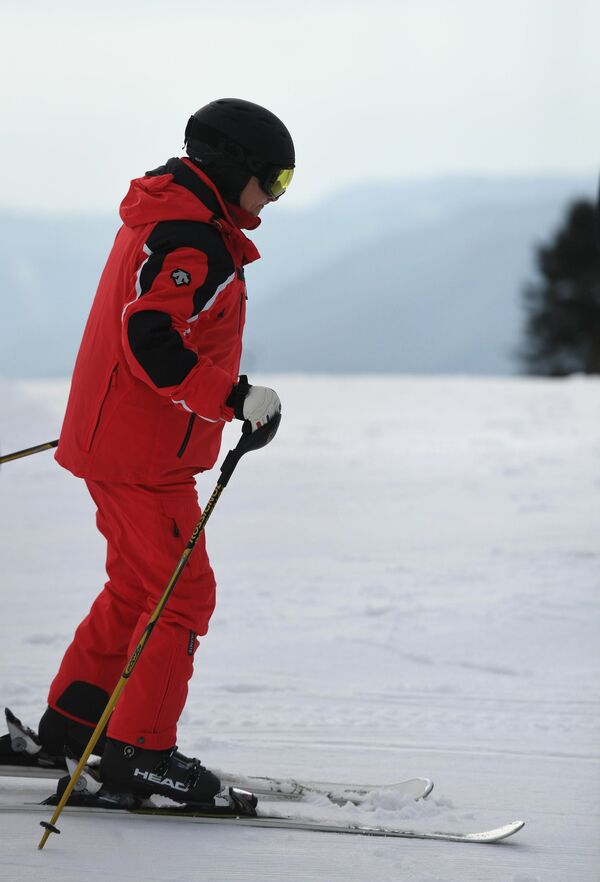 Президент России Владимир Путин во время катания на лыжах - Sputnik Moldova-România