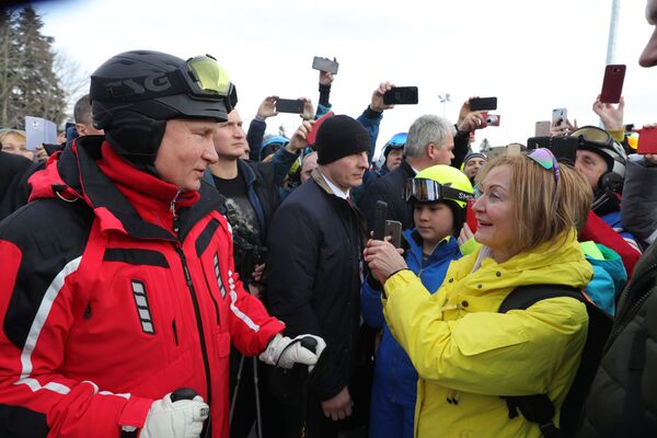 Президент России Владимир Путин общается с людьми во время катания на лыжах - Sputnik Moldova-România