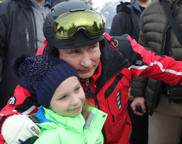 Президент России Владимир Путин фотографируется с девочкой во время катания на лыжах - Sputnik Moldova-România