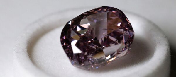 Показ бриллиантов компании Алроса - Sputnik Молдова