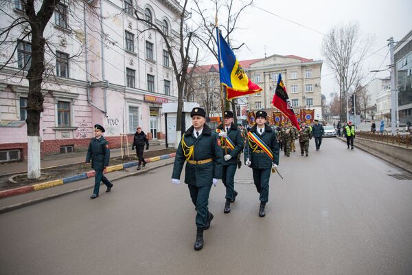 Во главе колонны шли нынешние защитники Родины - военнослужащие Национальной армии Молдовы.  - Sputnik Молдова