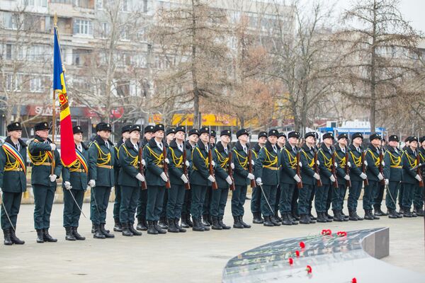 Рота почетного караула выстроилась на мемориале под государственным флагом Молдовы.  - Sputnik Молдова