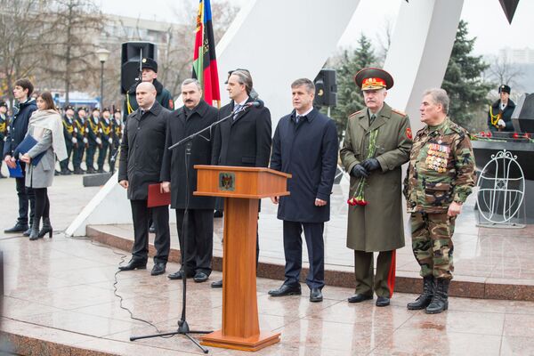 В митинге принял участие министр обороны Молдовы Еуджен Стурза.  - Sputnik Молдова