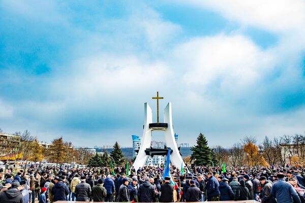 Мирное небо над Молдовой и крест, вознесшийся ввысь, - символ признательности народа и вечной памяти воинов-интернационалистов.  - Sputnik Молдова