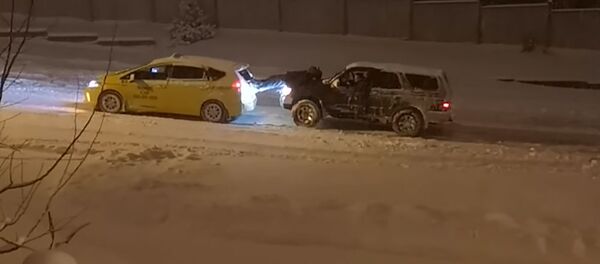 Креативное решение для автомобиля, застрявшего в снегу Креативное решение для автомобиля, застрявшего в снегу - Sputnik Молдова