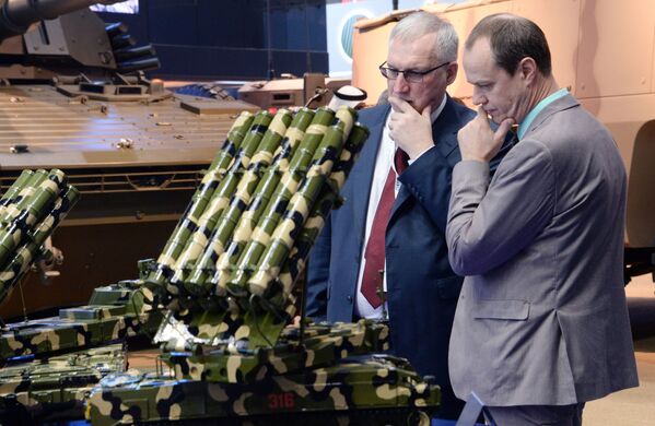 Посетители осматривают образы военной техники концерна Алмаз-Антей на международной выставке вооружений IDEX-2019 в Абу-Даби - Sputnik Moldova-România