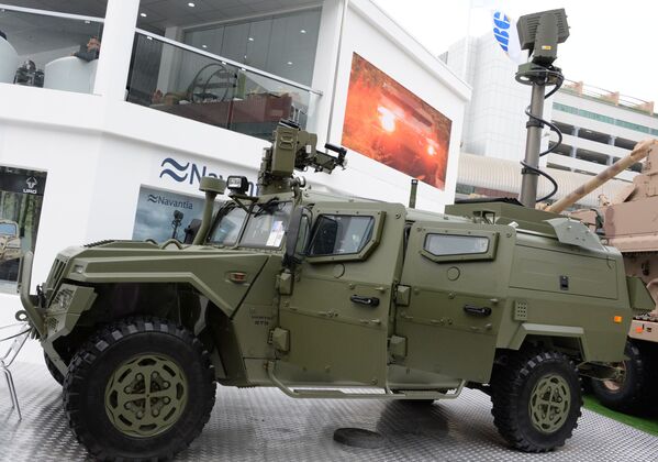 Испанский колёсный полноприводный внедорожник VAMTAC ST5 на международной выставке вооружений IDEX-2019 в Абу-Даби - Sputnik Moldova-România