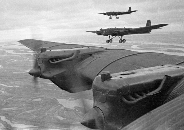 Тяжелые бомбардировщики ТБ-3 конструкции А.Н. Туполева на военных учениях 1936-37 годов - Sputnik Молдова