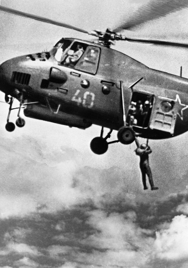 Военные учения, парашютист выпрыгивает из вертолета, 1936 год - Sputnik Moldova-România