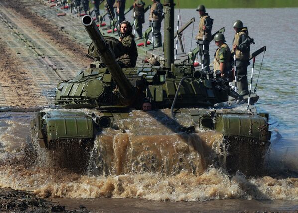 Танк Т-72 преодолевает водную преграду на военных ученияч в Приморском крае, 2017 год - Sputnik Moldova-România