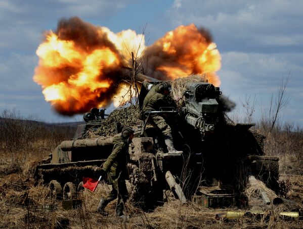 Стрельбы самоходных артиллерийских установок 2С5 Гиацинт во время межвидовых тактических учений 5-й общевойсковой армии Восточного военного округа в Приморском крае, 2016 год - Sputnik Moldova-România