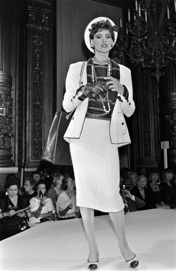 Инес Летиция Эглантин Изабель де Сейнард де ля Фрессанж демонстрирует платье из новой коллекции Chanel, 1984 - Sputnik Молдова