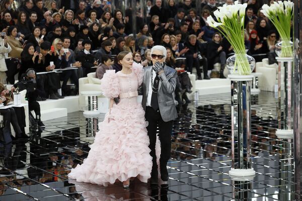 Лили-Роуз Мелоди Депп и Карл Лагерфельд перед показом новой коллекции Chanel в Париже, 2017 - Sputnik Молдова