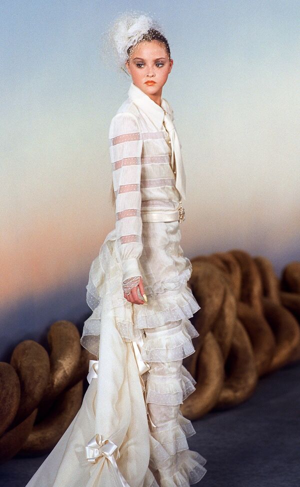 Девон Аоки демонстрирует свадебное платье из коллекции Chanel  в Париже, 2001 - Sputnik Молдова