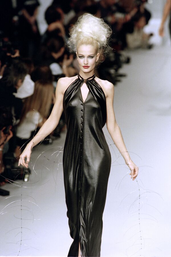 Нидерландская модель Карен Мюлдер представляет коллекцию модного дома Karl Lagerfeld в Париже, 1995 год - Sputnik Молдова