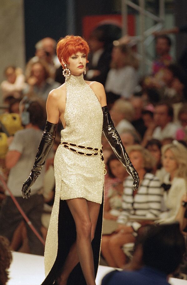 Модель Линда Евангелиста представляет коллекцию немецкого дизайнера Карла Лагерфельда для модного дома Chanel в Париже, 1991 год - Sputnik Молдова