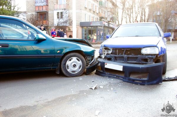 Цепная авария: в Тирасполе в ДТП попало сразу четыре автомобиля - Sputnik Молдова